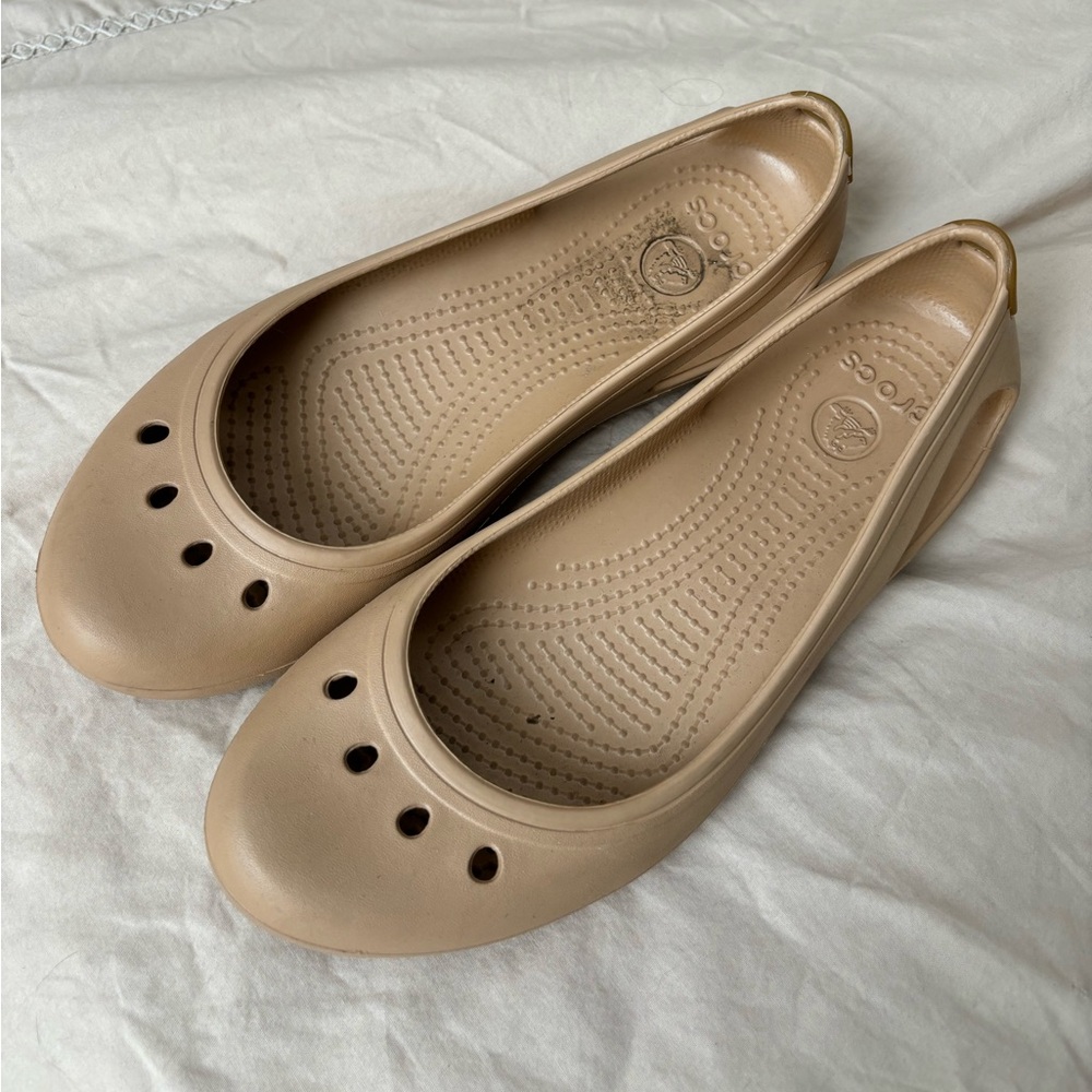 Crocs women’s Kadee ballet flat crocs in beige/cobblestone size 7